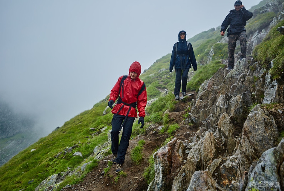 Warum sind die Preise für Outdoor-Jacken so unterschied lich? Hier sind der technische Unterschied zwischen PTFE-Membran und TPU-oder PU-Gewebe